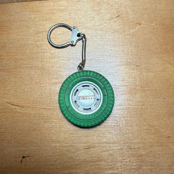 Vintage Pirelli Stelvio Tire Keychain, Green‎ Rubber Wheel Auto Accessory - Picture 2 of 4